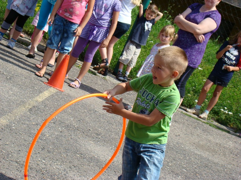 Zdjęcie w galerii na portalu naszwodzislaw.com: Zabawa na betonowym boisku wiadomości z regionu