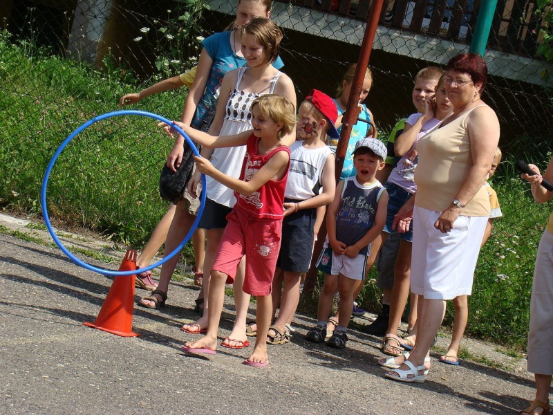 Zdjęcie w galerii na portalu naszwodzislaw.com: Zabawa na betonowym boisku wiadomości z regionu