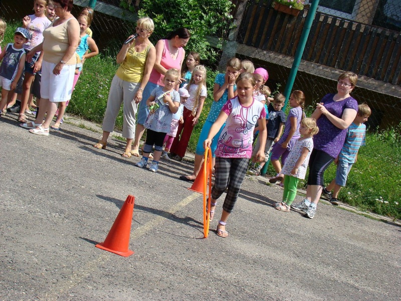 Zdjęcie w galerii na portalu naszwodzislaw.com: Zabawa na betonowym boisku wiadomości z regionu