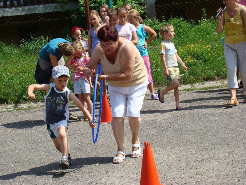 Zdjęcie w galerii na portalu naszwodzislaw.com: Zabawa na betonowym boisku wiadomości z regionu