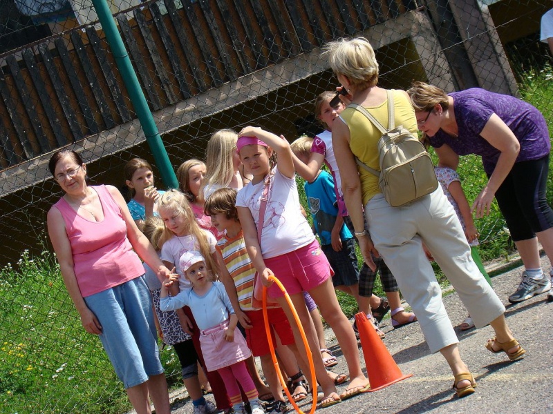 Zdjęcie w galerii na portalu naszwodzislaw.com: Zabawa na betonowym boisku wiadomości z regionu