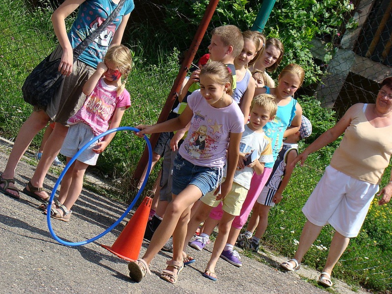 Zdjęcie w galerii na portalu naszwodzislaw.com: Zabawa na betonowym boisku wiadomości z regionu