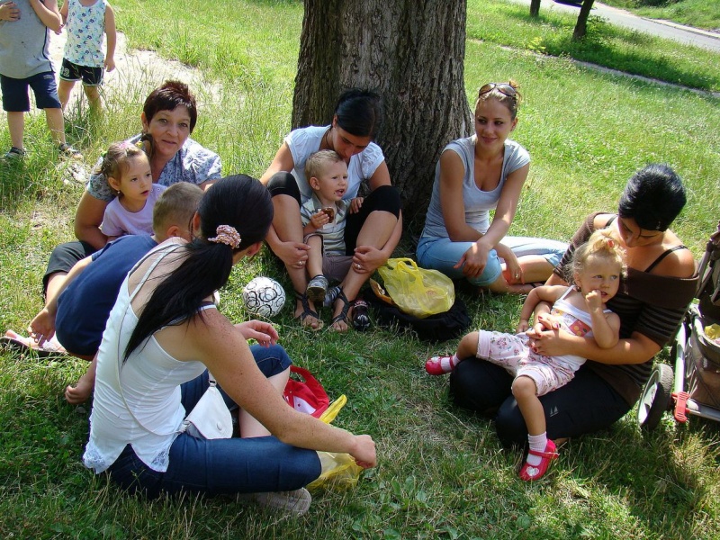 Zdjęcie w galerii na portalu naszwodzislaw.com: Zabawa na betonowym boisku wiadomości z regionu