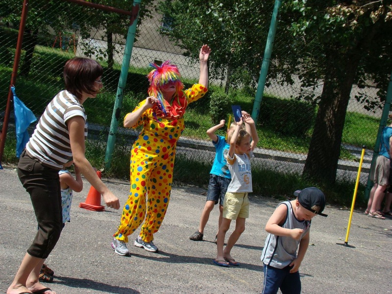 Zdjęcie w galerii na portalu naszwodzislaw.com: Zabawa na betonowym boisku wiadomości z regionu