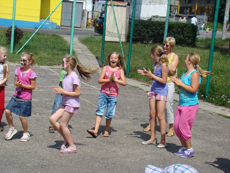 Zdjęcie w galerii na portalu naszwodzislaw.com: Zabawa na betonowym boisku wiadomości z regionu