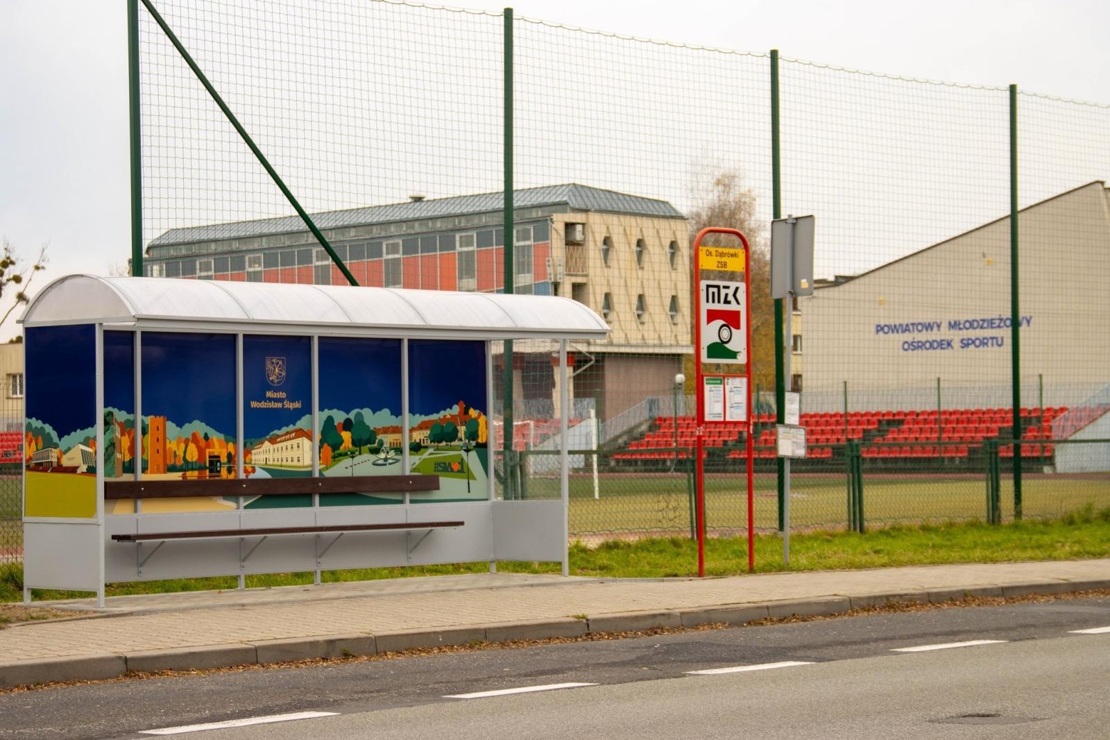 Zdjęcie w galerii na portalu naszwodzislaw.com: Nowy design na przystanku przy ul. Pszowskiej wiadomości z regionu