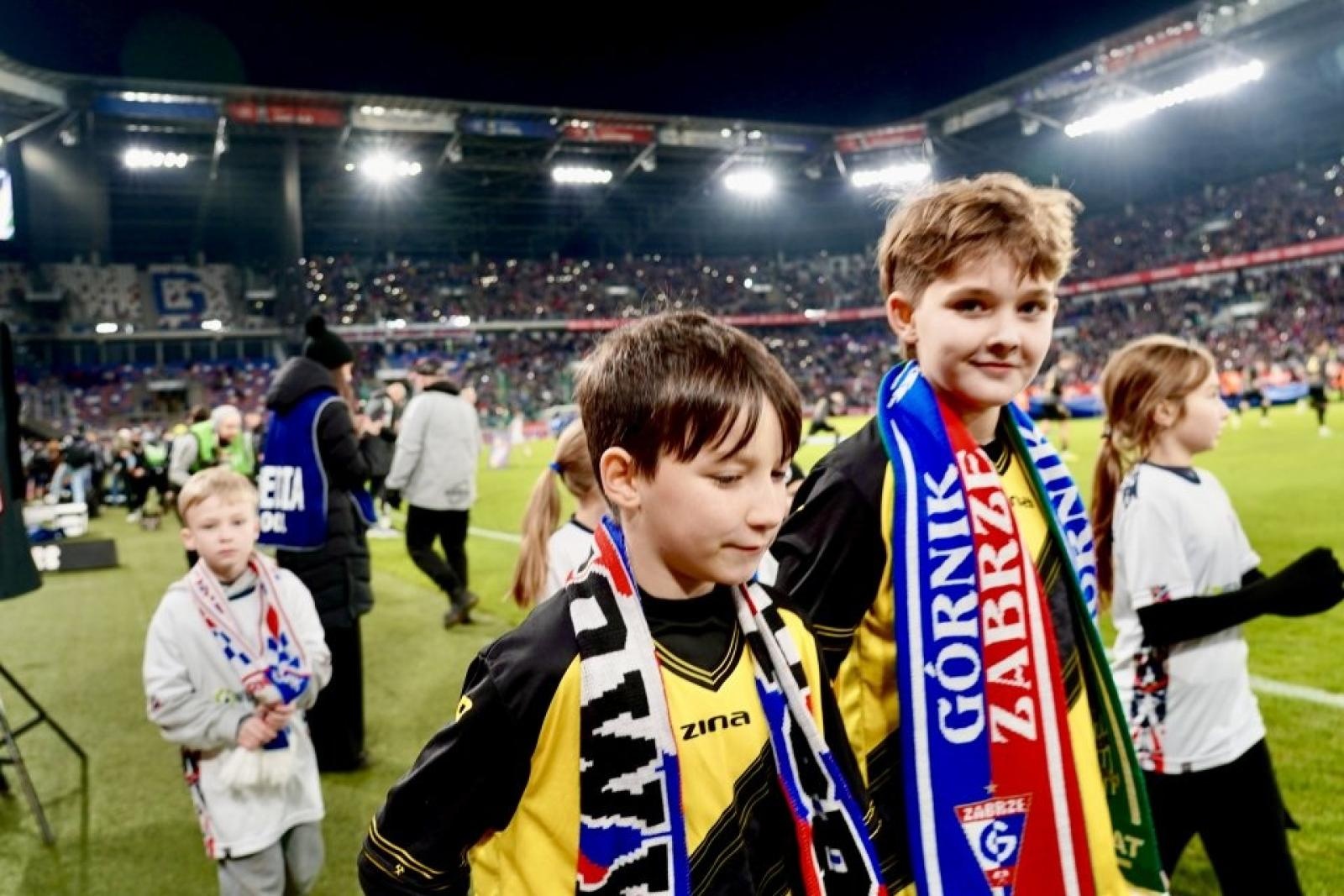 Zdjęcie w galerii na portalu naszwodzislaw.com: Rydułtowy wspierają Trójkolorowych. Wyjątkowe chwile podczas meczu Górnika [FOTO] wiadomości z regionu