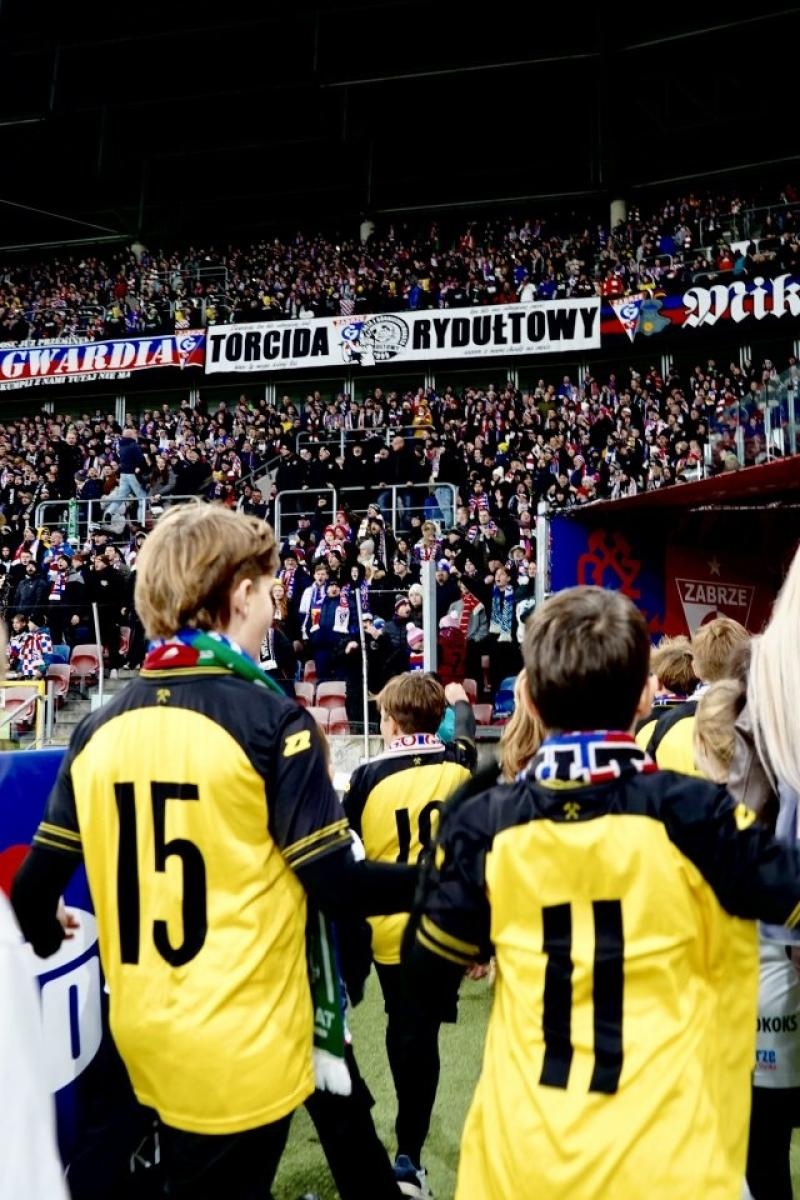 Zdjęcie w galerii na portalu naszwodzislaw.com: Rydułtowy wspierają Trójkolorowych. Wyjątkowe chwile podczas meczu Górnika [FOTO] wiadomości z regionu
