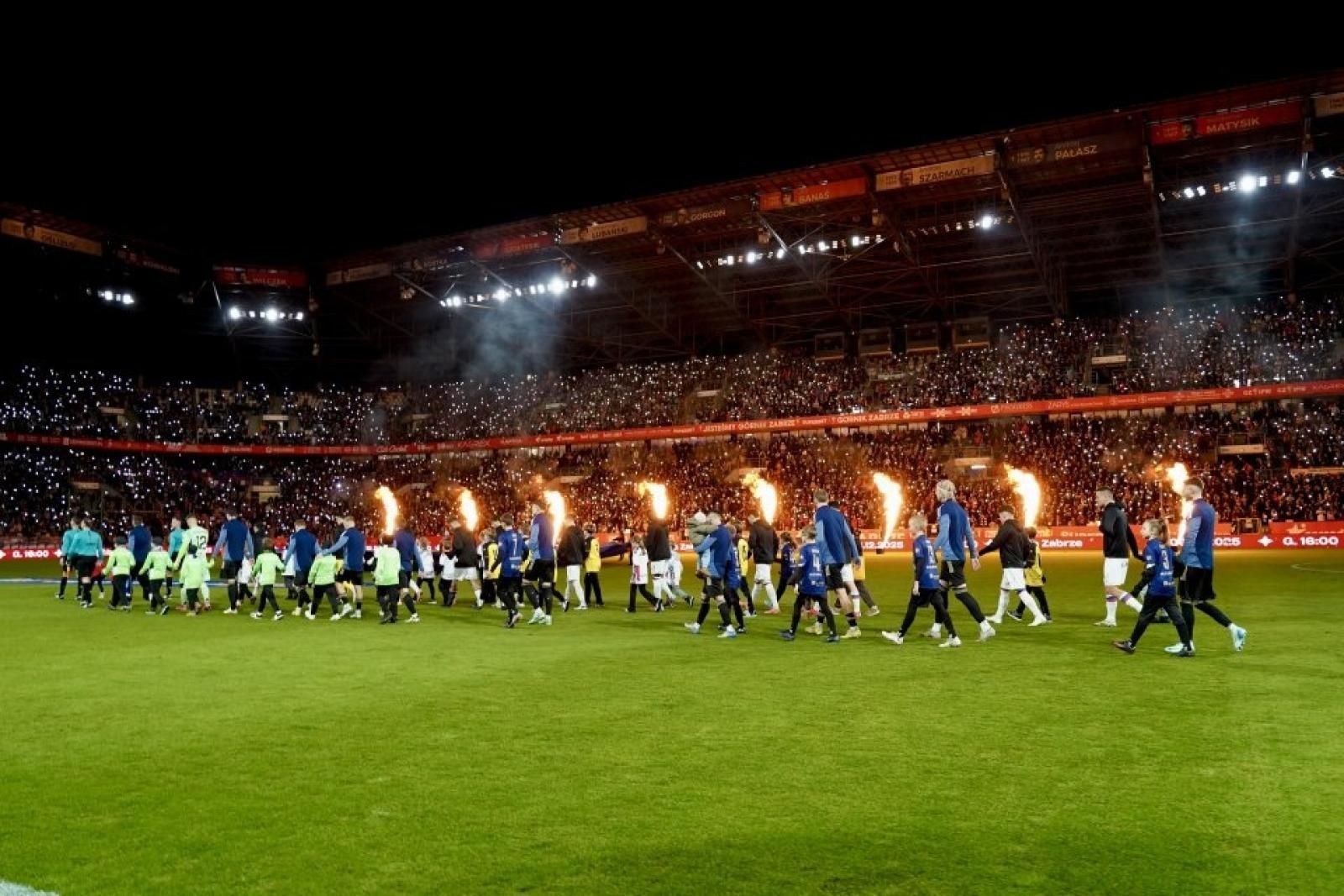 Zdjęcie w galerii na portalu naszwodzislaw.com: Rydułtowy wspierają Trójkolorowych. Wyjątkowe chwile podczas meczu Górnika [FOTO] wiadomości z regionu