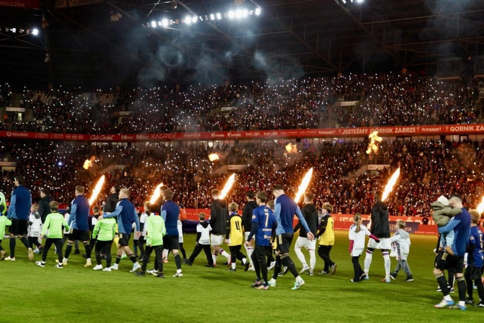 Zdjęcie w galerii na portalu naszwodzislaw.com: Rydułtowy wspierają Trójkolorowych. Wyjątkowe chwile podczas meczu Górnika [FOTO] wiadomości z regionu