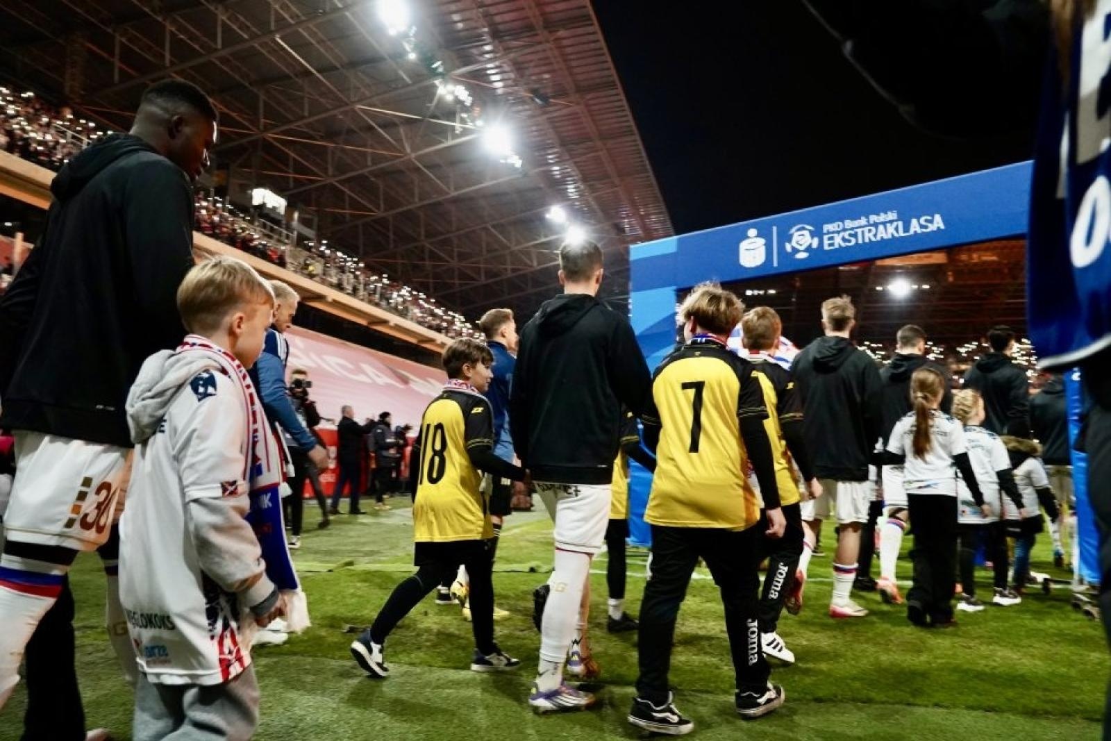 Zdjęcie w galerii na portalu naszwodzislaw.com: Rydułtowy wspierają Trójkolorowych. Wyjątkowe chwile podczas meczu Górnika [FOTO] wiadomości z regionu