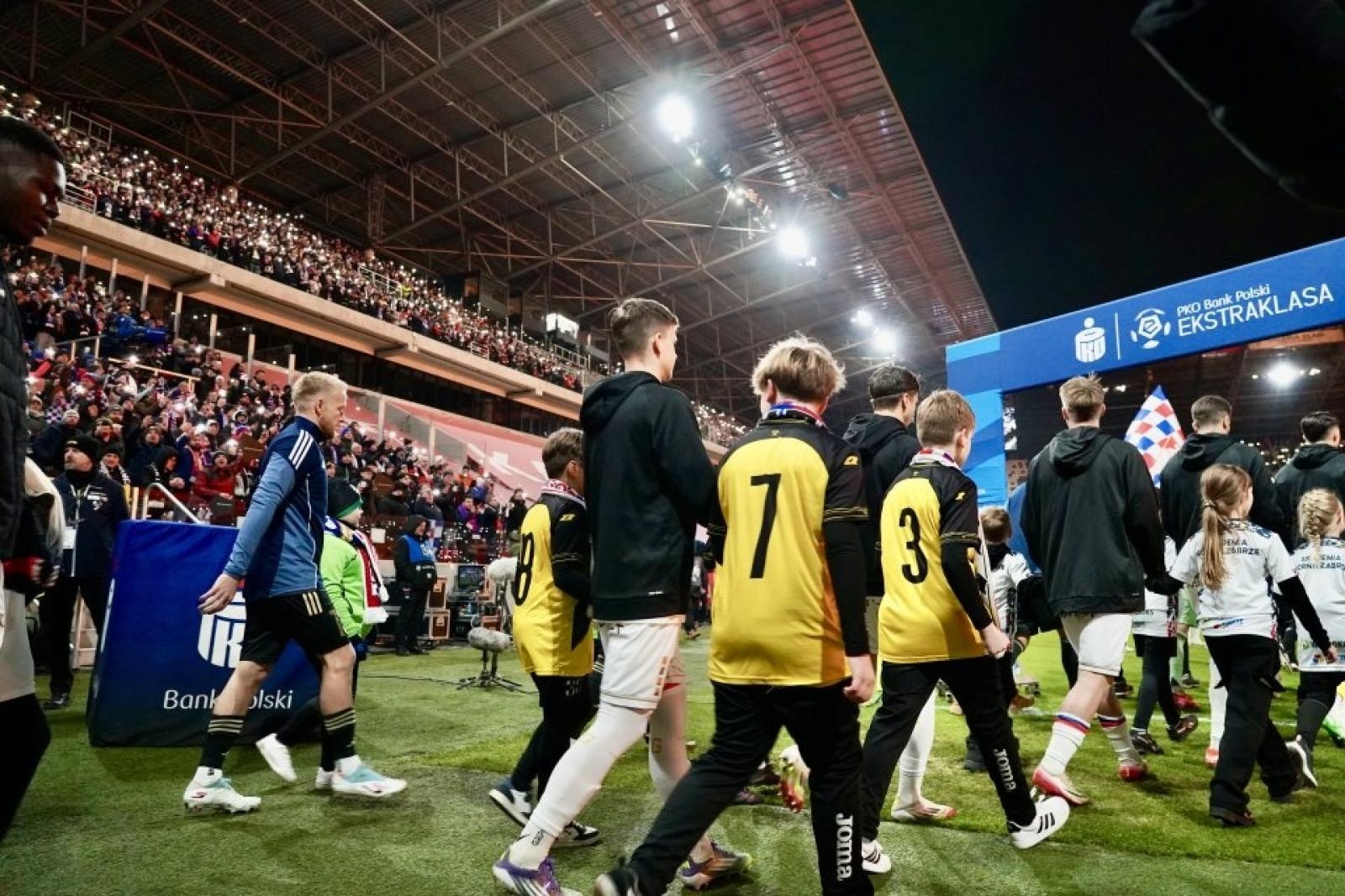 Zdjęcie w galerii na portalu naszwodzislaw.com: Rydułtowy wspierają Trójkolorowych. Wyjątkowe chwile podczas meczu Górnika [FOTO] wiadomości z regionu