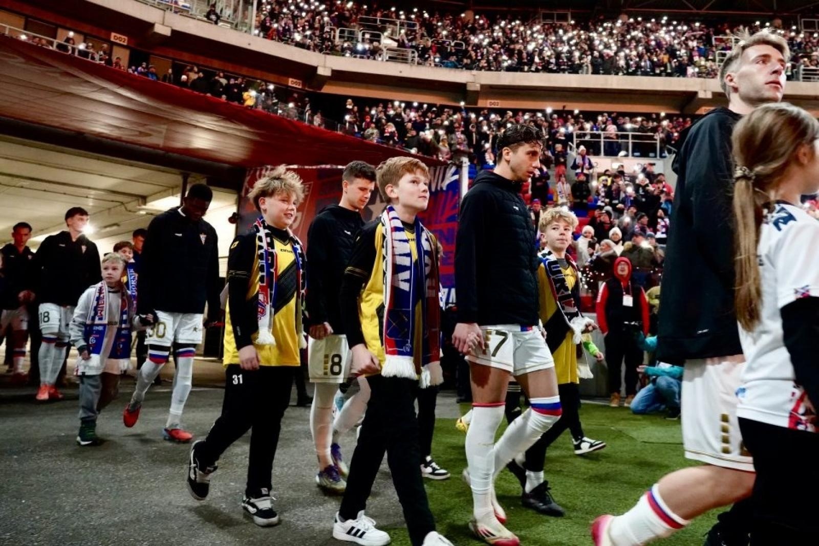 Zdjęcie w galerii na portalu naszwodzislaw.com: Rydułtowy wspierają Trójkolorowych. Wyjątkowe chwile podczas meczu Górnika [FOTO] wiadomości z regionu