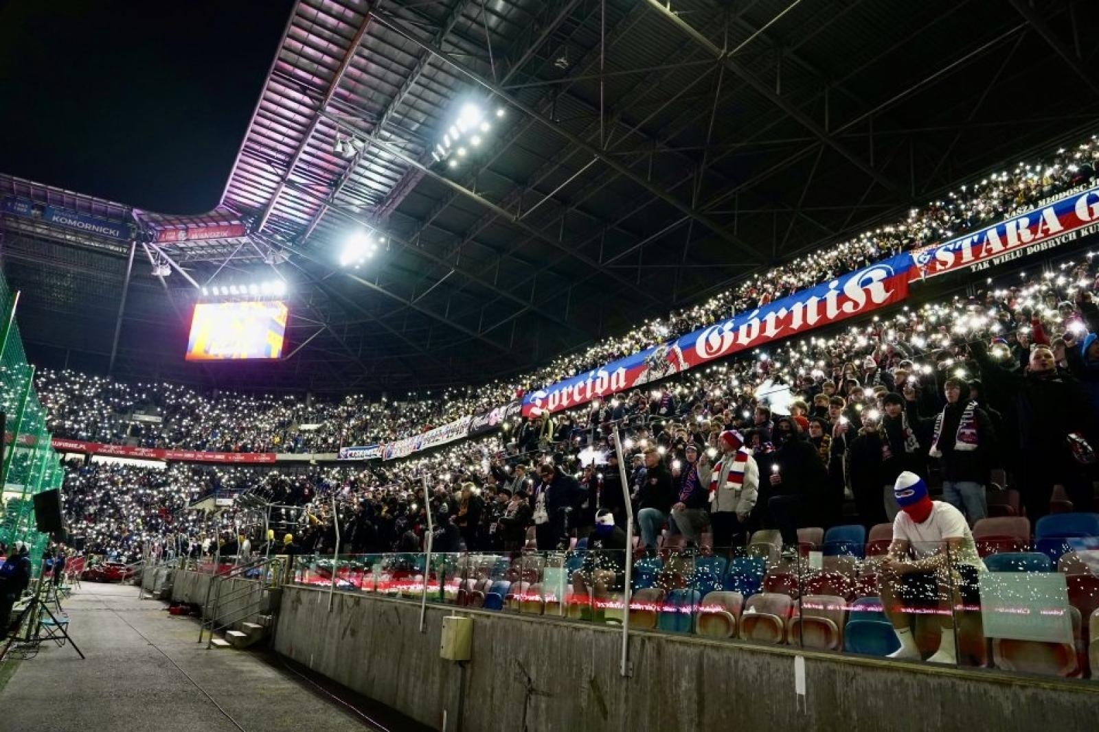 Zdjęcie w galerii na portalu naszwodzislaw.com: Rydułtowy wspierają Trójkolorowych. Wyjątkowe chwile podczas meczu Górnika [FOTO] wiadomości z regionu