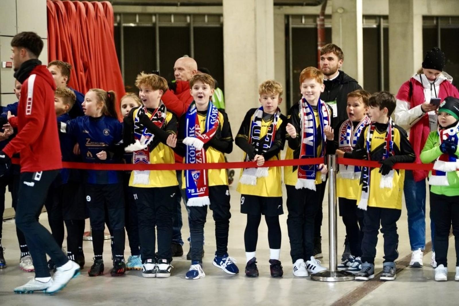 Zdjęcie w galerii na portalu naszwodzislaw.com: Rydułtowy wspierają Trójkolorowych. Wyjątkowe chwile podczas meczu Górnika [FOTO] wiadomości z regionu