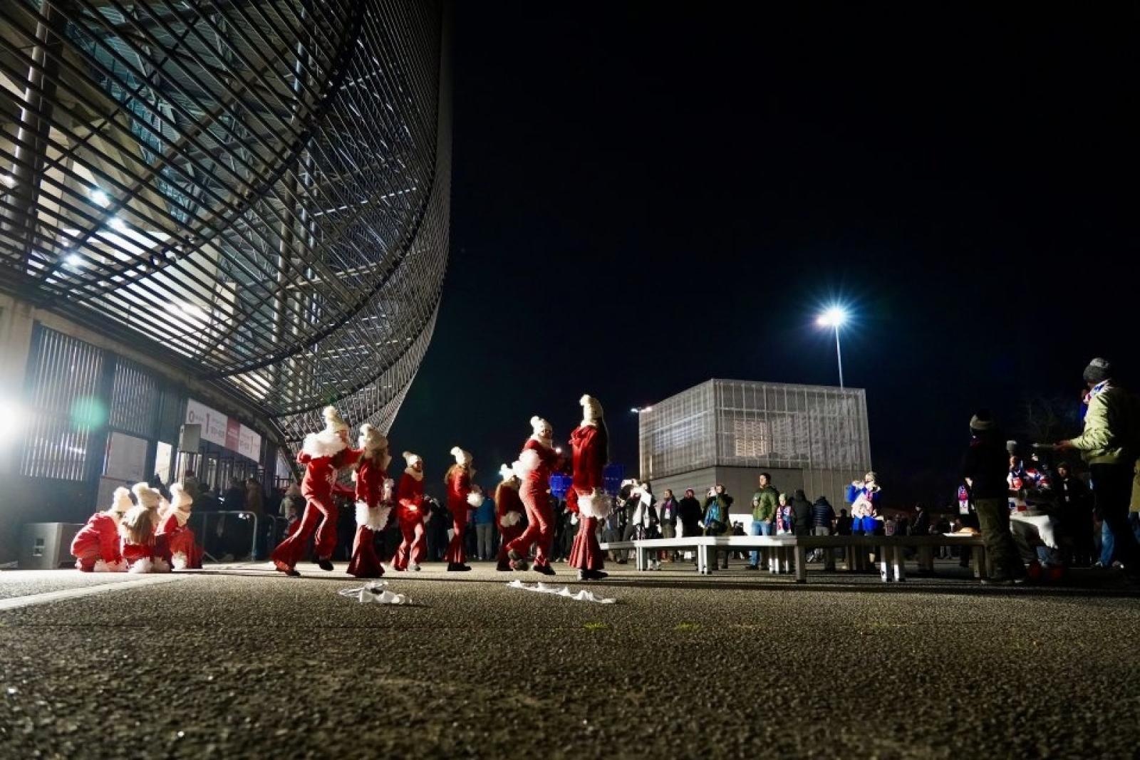 Zdjęcie w galerii na portalu naszwodzislaw.com: Rydułtowy wspierają Trójkolorowych. Wyjątkowe chwile podczas meczu Górnika [FOTO] wiadomości z regionu