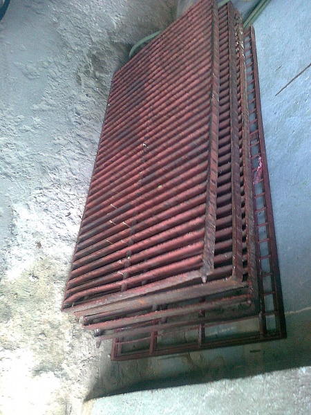 Zdjęcie w galerii na portalu naszwodzislaw.com: Złomiarze kradli pod urzędem miasta wiadomości z regionu