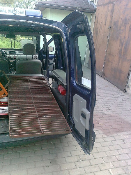 Zdjęcie w galerii na portalu naszwodzislaw.com: Złomiarze kradli pod urzędem miasta wiadomości z regionu