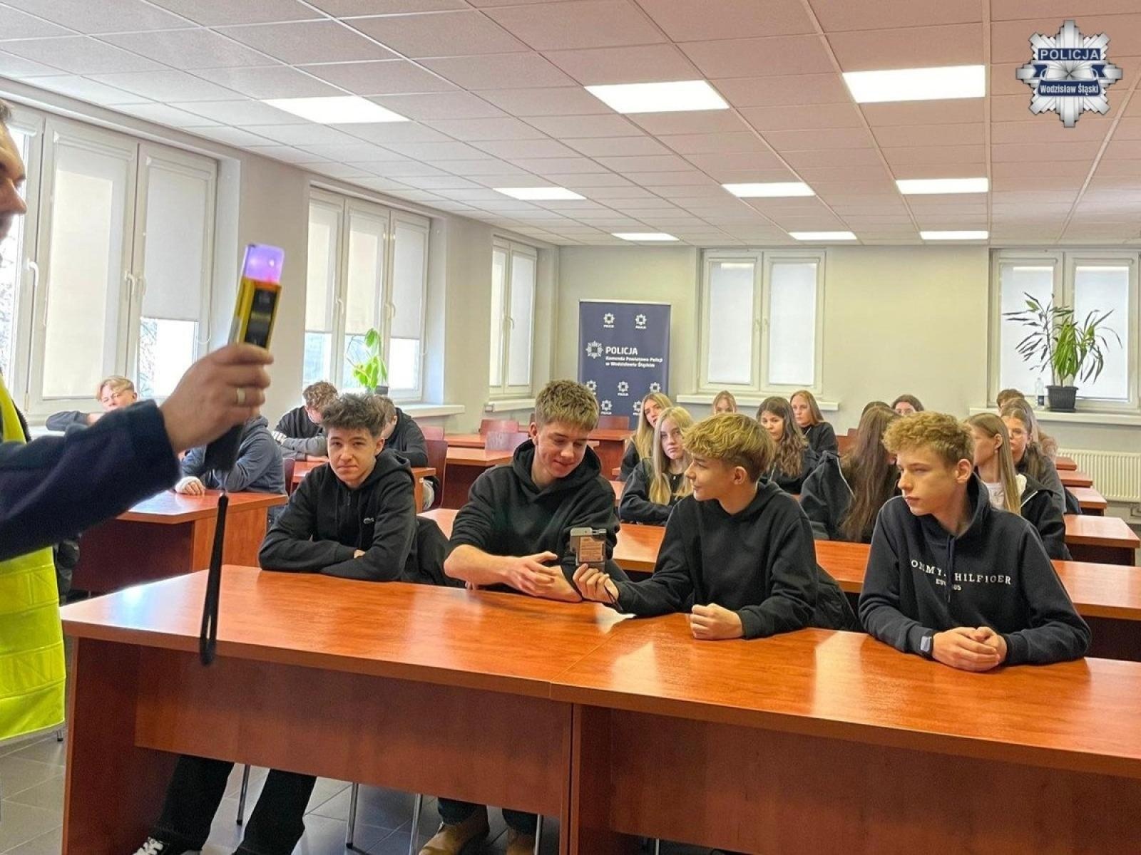 Zdjęcie w galerii na portalu naszwodzislaw.com: Kadeci z Rydułtów w wodzisławskiej jednostce policji wiadomości z regionu