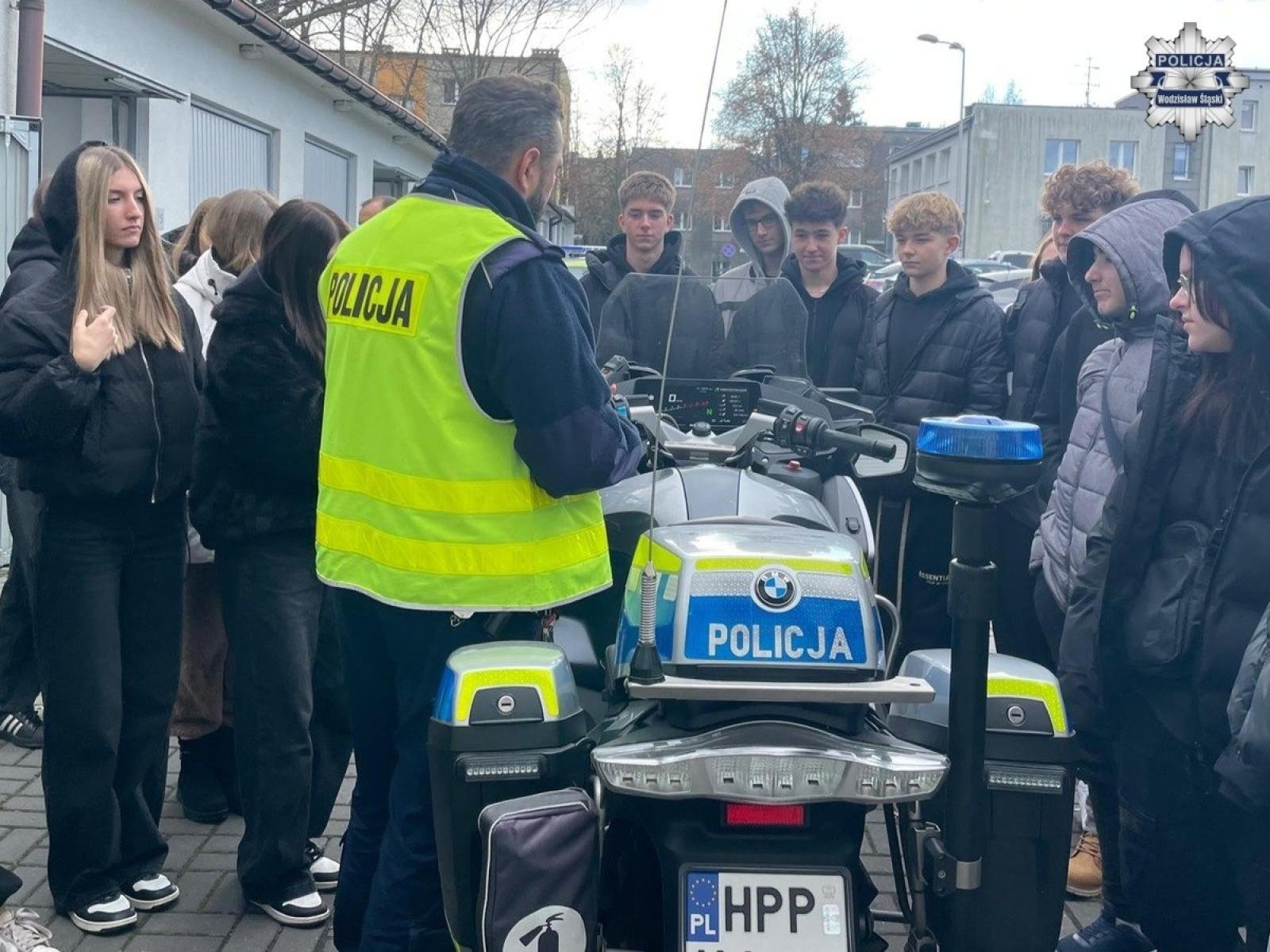 Zdjęcie w galerii na portalu naszwodzislaw.com: Kadeci z Rydułtów w wodzisławskiej jednostce policji wiadomości z regionu