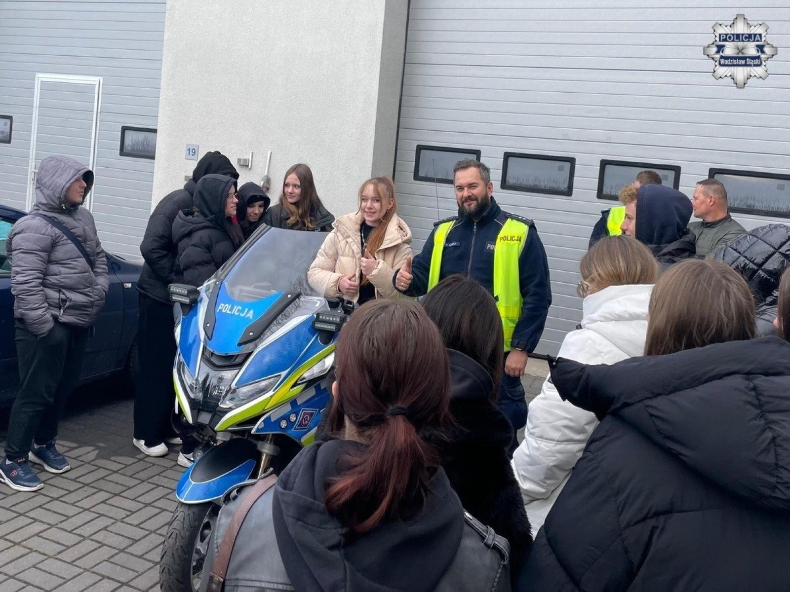 Zdjęcie w galerii na portalu naszwodzislaw.com: Kadeci z Rydułtów w wodzisławskiej jednostce policji wiadomości z regionu