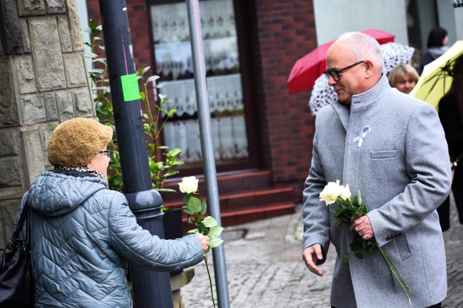 Zdjęcie w galerii na portalu naszwodzislaw.com: Wodzisław Śląski. Marsz białej wstążki przeszedł ulicami miasta [FOTO] wiadomości z regionu