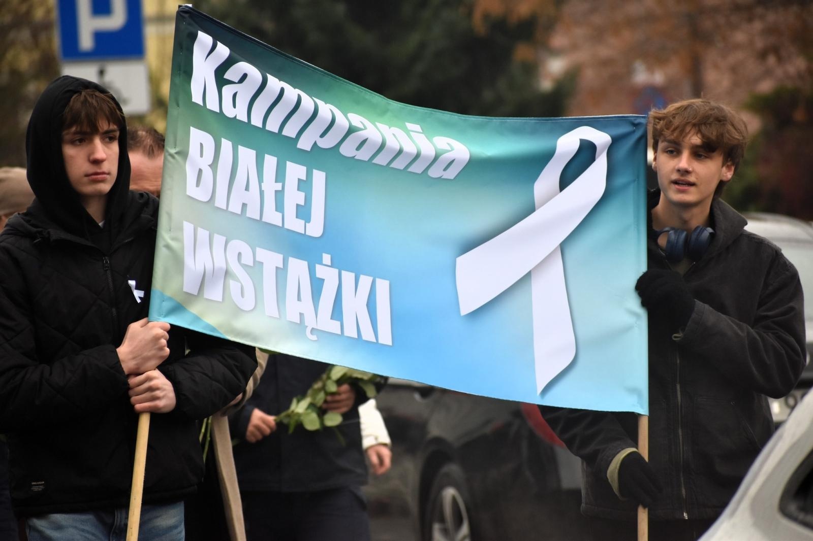 Zdjęcie w galerii na portalu naszwodzislaw.com: Wodzisław Śląski. Marsz białej wstążki przeszedł ulicami miasta [FOTO] wiadomości z regionu