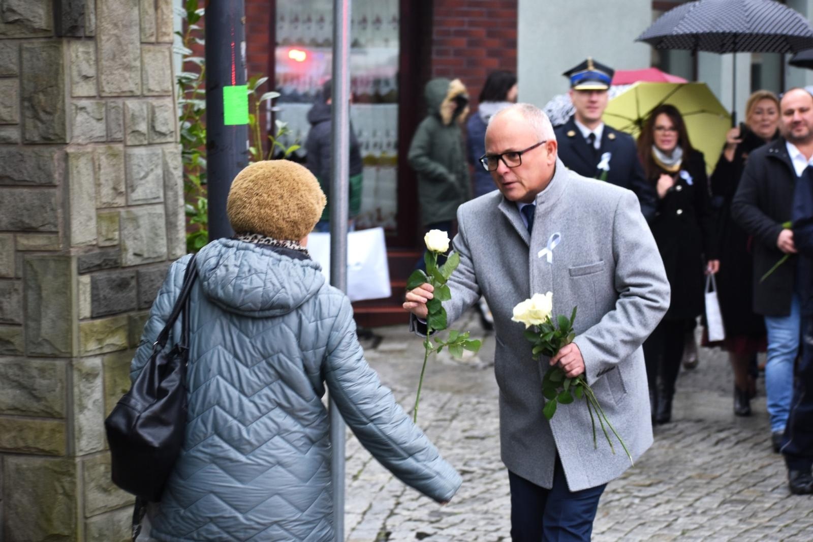 Zdjęcie w galerii na portalu naszwodzislaw.com: Wodzisław Śląski. Marsz białej wstążki przeszedł ulicami miasta [FOTO] wiadomości z regionu