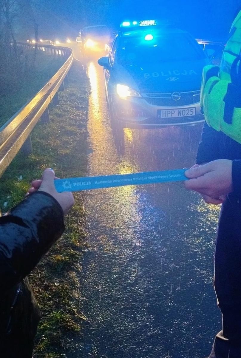 Zdjęcie w galerii na portalu naszwodzislaw.com: Ubrany na czarno szedł poboczem. Patrol drogówki dał pieszemu prezent wiadomości z regionu