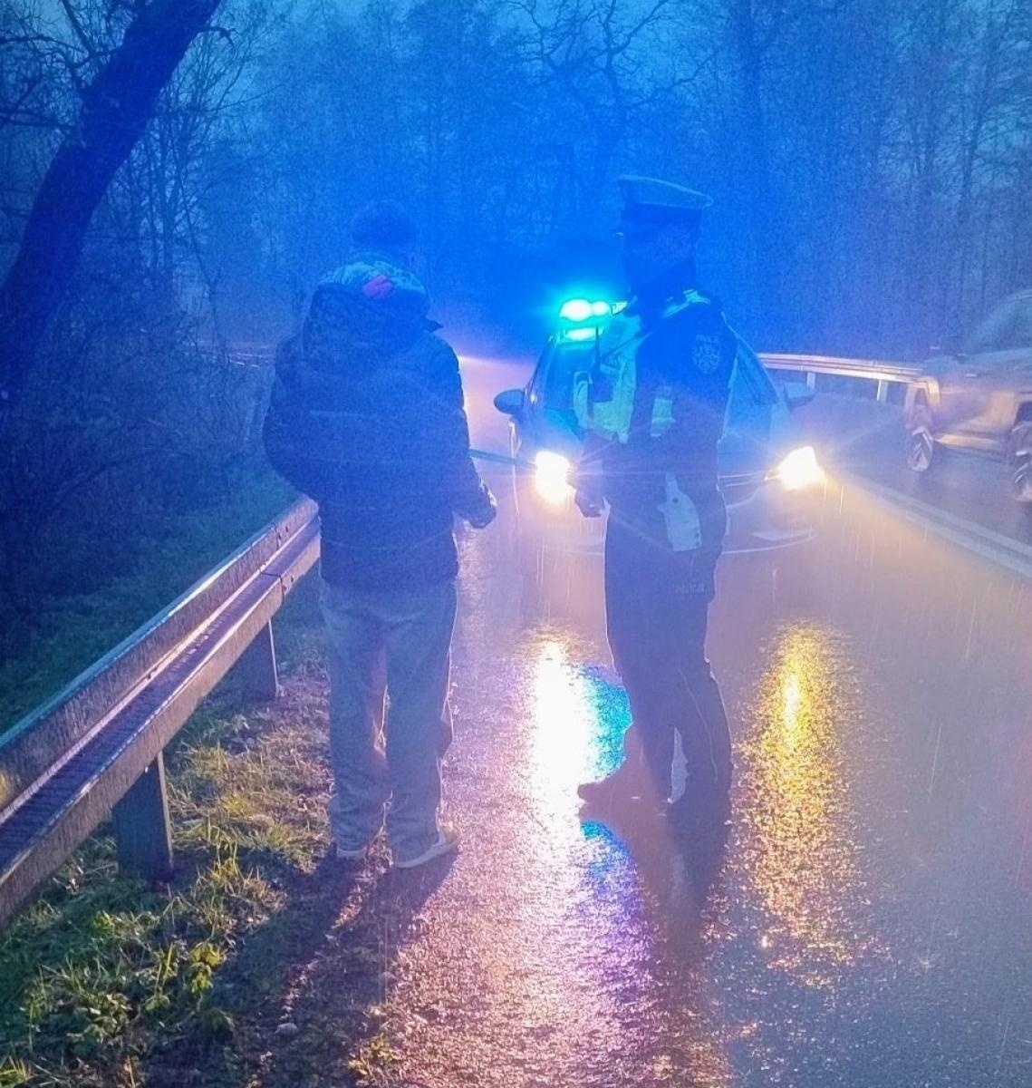 Zdjęcie w galerii na portalu naszwodzislaw.com: Ubrany na czarno szedł poboczem. Patrol drogówki dał pieszemu prezent wiadomości z regionu