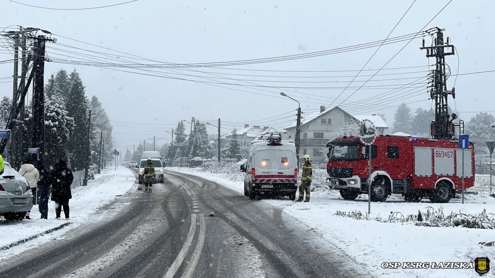 Zdjęcie w galerii na portalu naszwodzislaw.com: Opel uderzył w słup w Łaziskach wiadomości z regionu