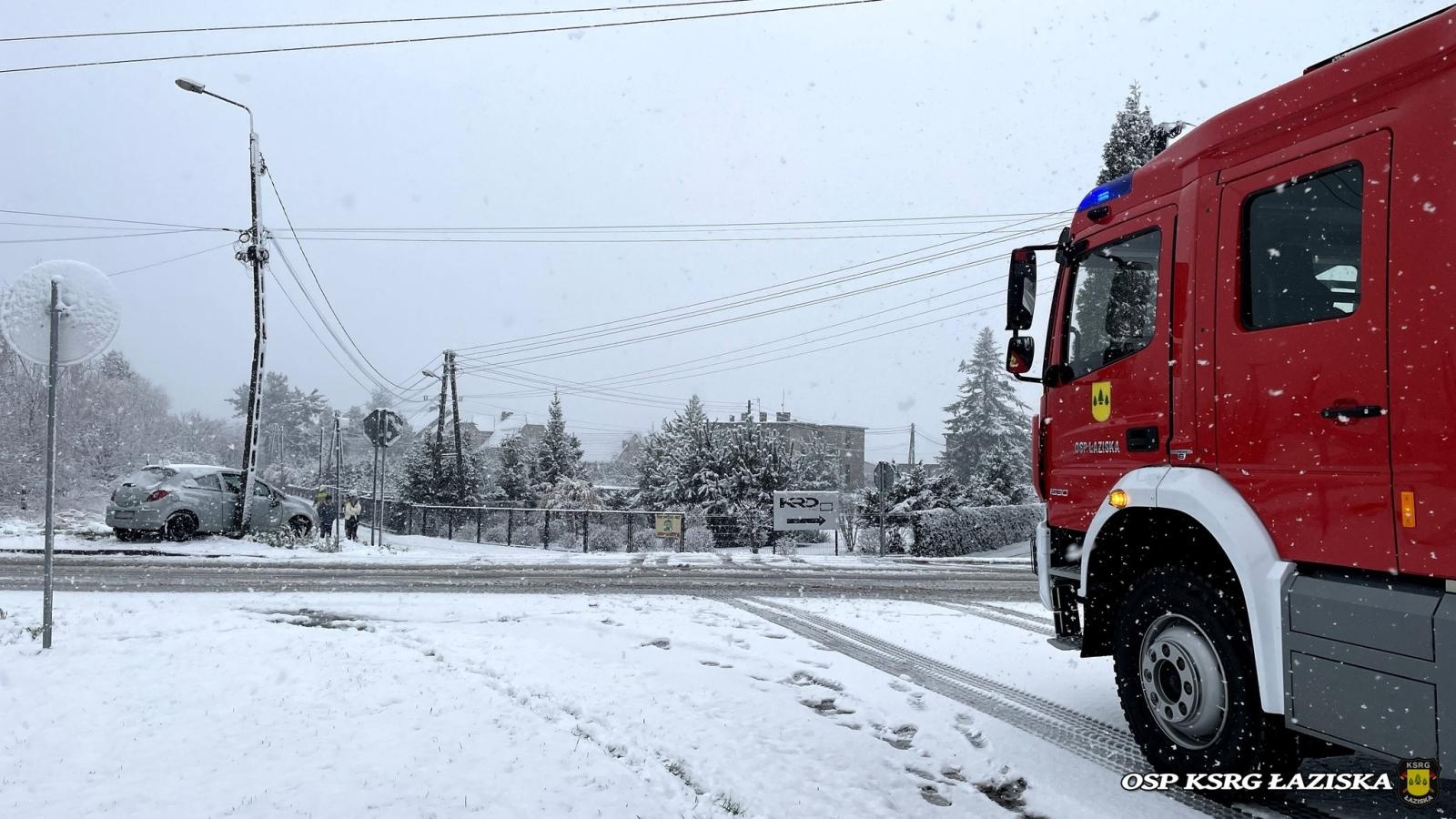 Zdjęcie w galerii na portalu naszwodzislaw.com: Opel uderzył w słup w Łaziskach wiadomości z regionu