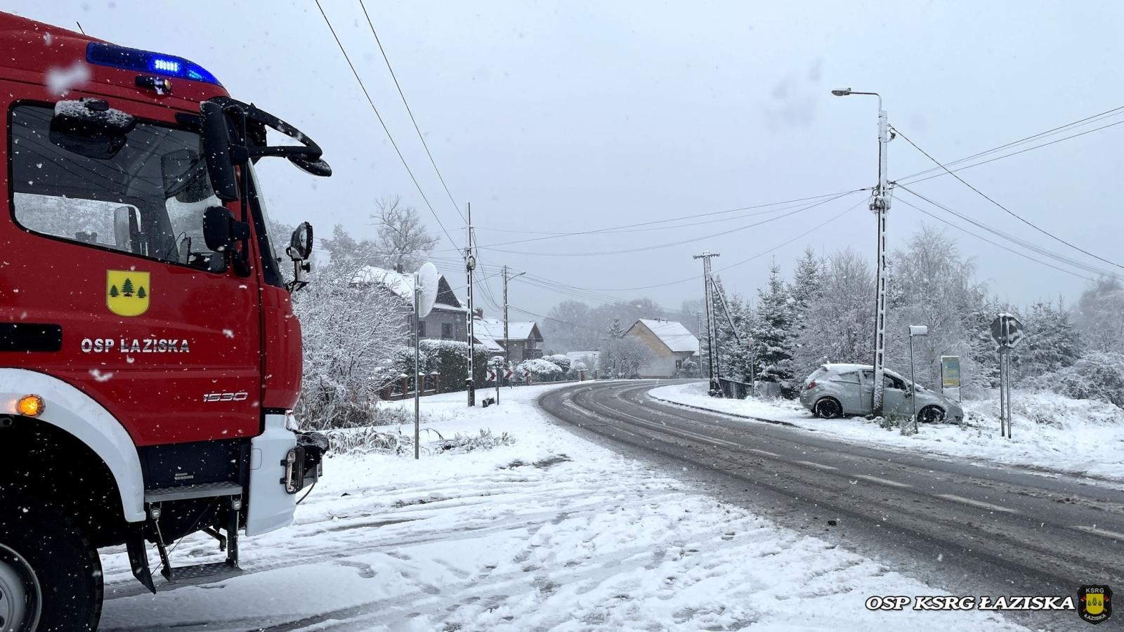 Zdjęcie w galerii na portalu naszwodzislaw.com: Opel uderzył w słup w Łaziskach wiadomości z regionu