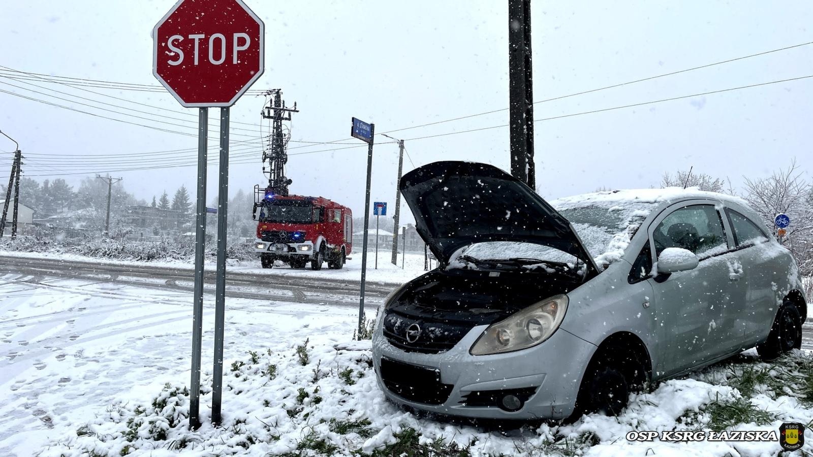 Zdjęcie w galerii na portalu naszwodzislaw.com: Opel uderzył w słup w Łaziskach wiadomości z regionu