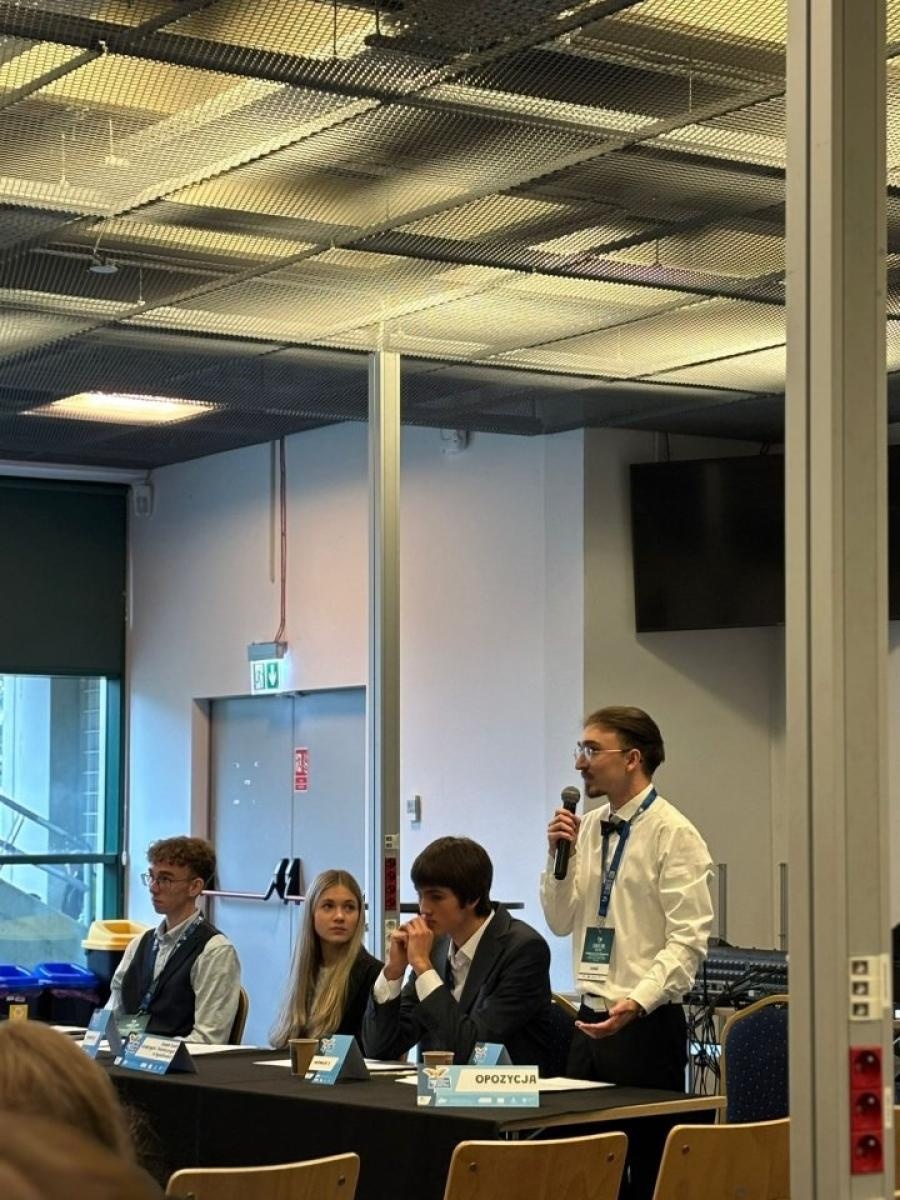 Zdjęcie w galerii na portalu naszwodzislaw.com: Climate-Con 2025. Wielki sukces rydułtowskiej młodzieży podczas finału debat oksfordzkich wiadomości z regionu
