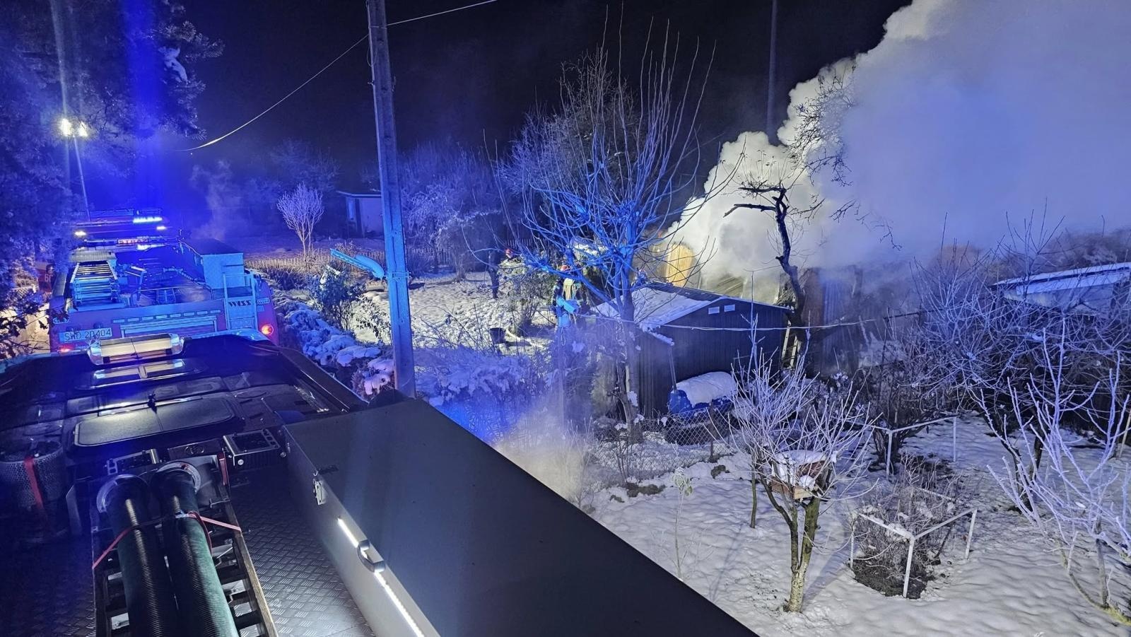 Zdjęcie w galerii na portalu naszwodzislaw.com: Altanka na działkach przy Wolności poszła z dymem  wiadomości z regionu