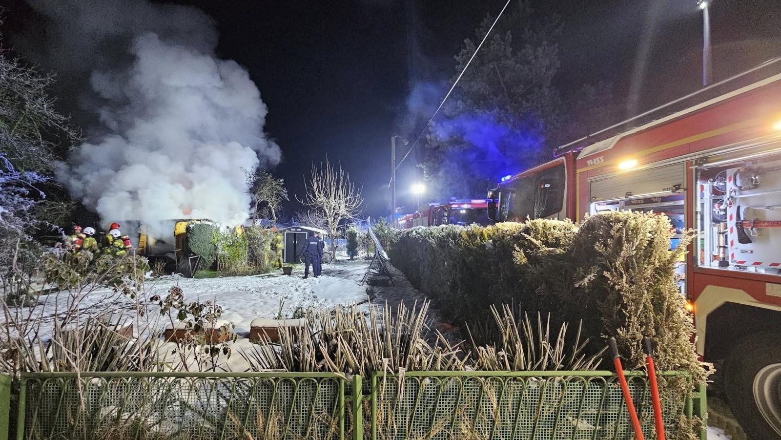 Zdjęcie w galerii na portalu naszwodzislaw.com: Altanka na działkach przy Wolności poszła z dymem  wiadomości z regionu