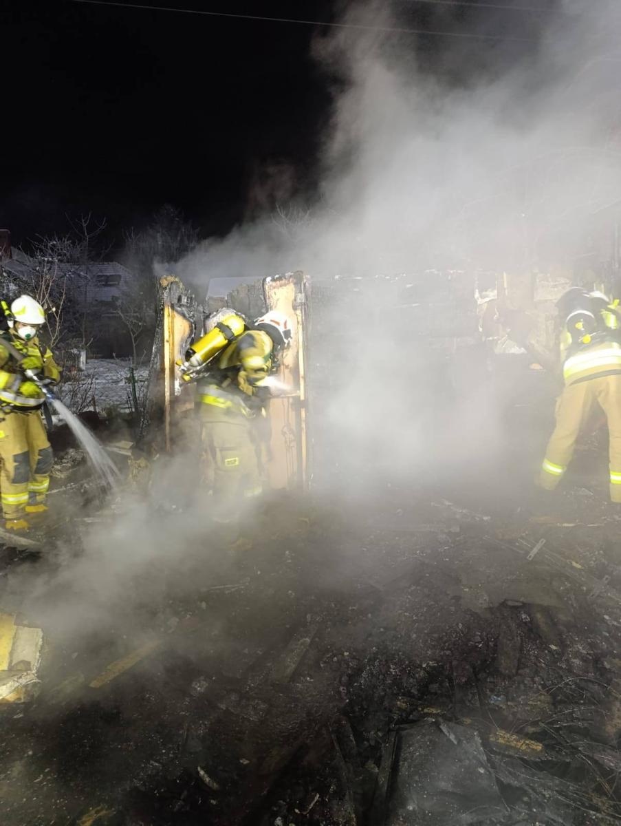 Zdjęcie w galerii na portalu naszwodzislaw.com: Altanka na działkach przy Wolności poszła z dymem  wiadomości z regionu