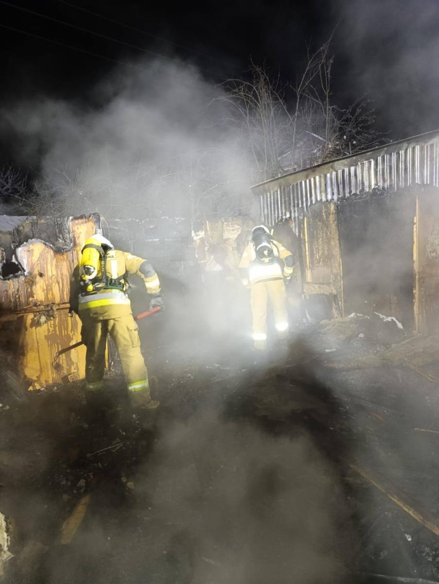 Zdjęcie w galerii na portalu naszwodzislaw.com: Altanka na działkach przy Wolności poszła z dymem  wiadomości z regionu