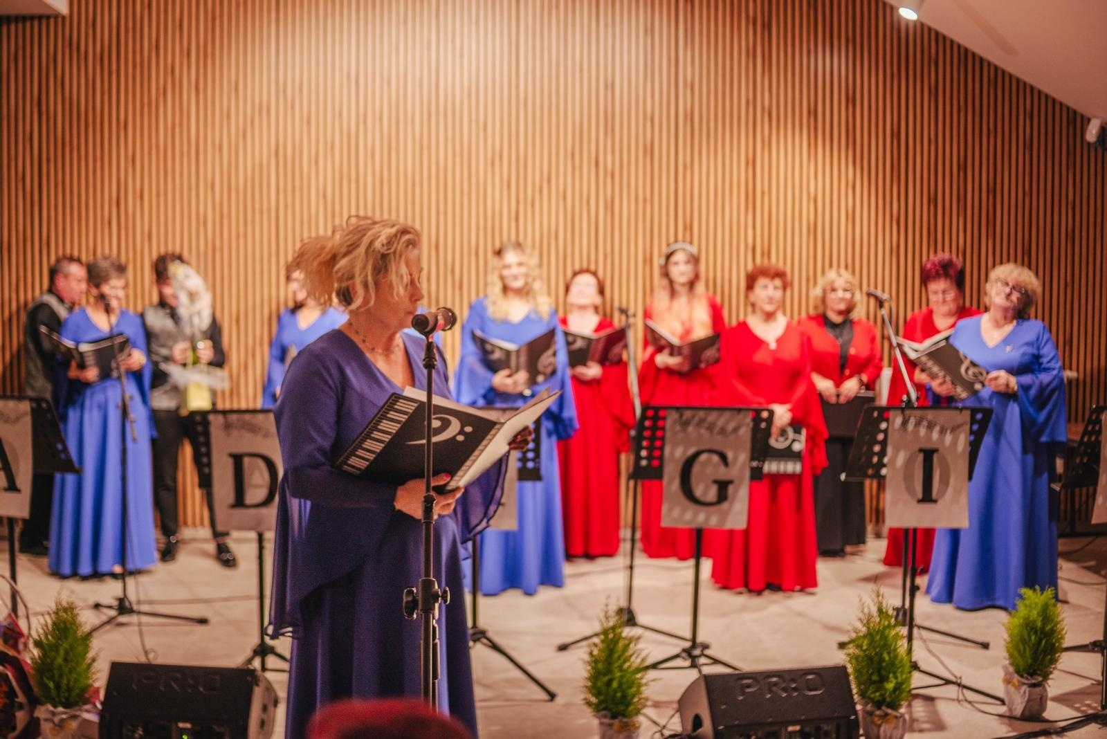 Zdjęcie w galerii na portalu naszwodzislaw.com: Gogołowa: Zespół wokalny Adagio świętował jubileusz 10-lecia [FOTO] wiadomości z regionu