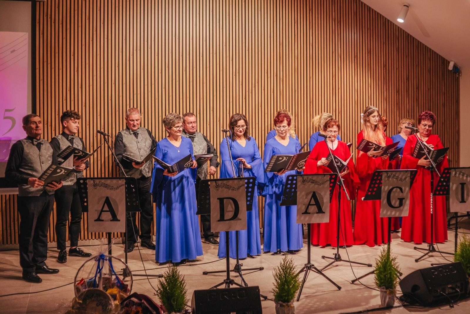 Zdjęcie w galerii na portalu naszwodzislaw.com: Gogołowa: Zespół wokalny Adagio świętował jubileusz 10-lecia [FOTO] wiadomości z regionu
