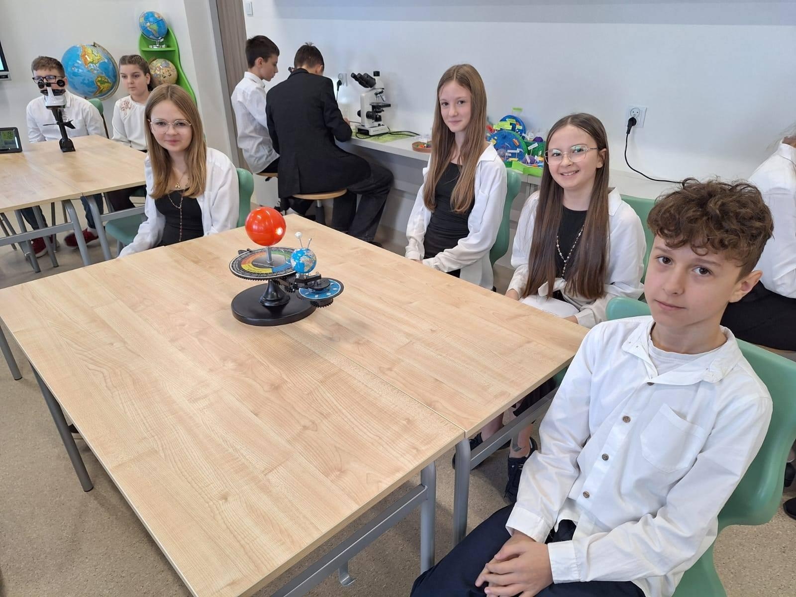 Zdjęcie w galerii na portalu naszwodzislaw.com: W szkole w Mszanie otwarto nową Zieloną Pracownie [FOTO] wiadomości z regionu