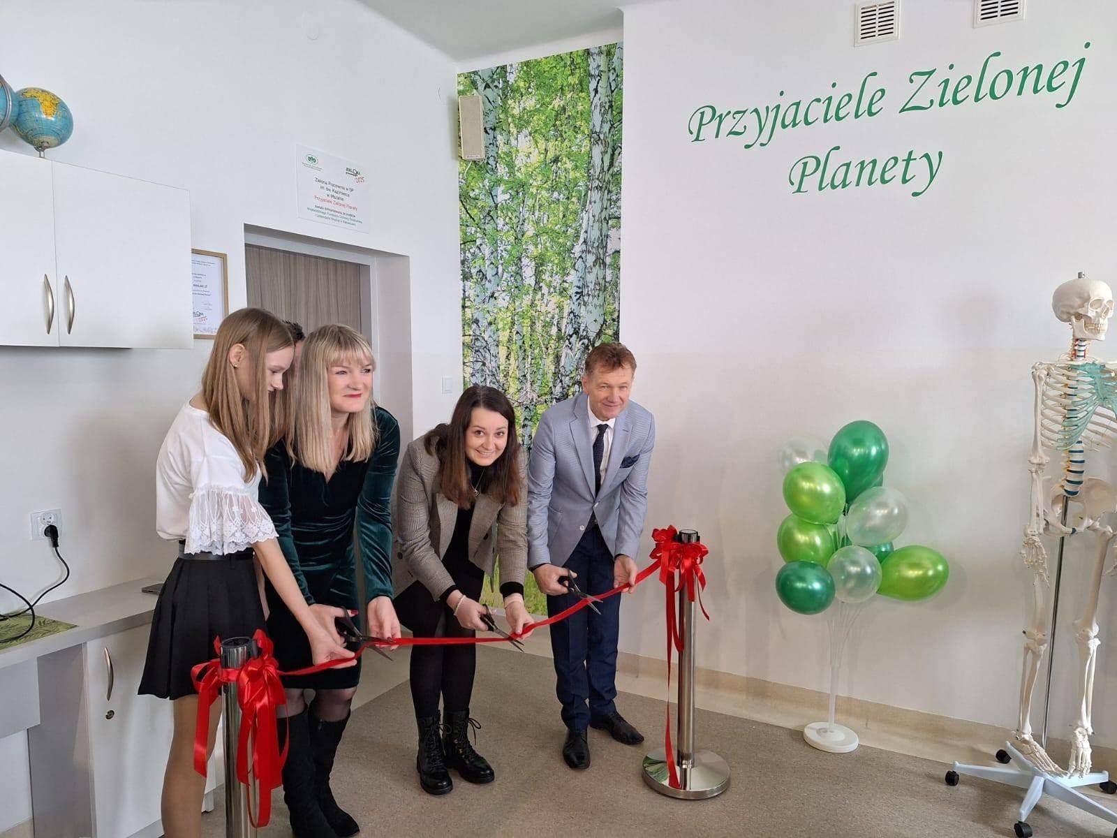 Zdjęcie w galerii na portalu naszwodzislaw.com: W szkole w Mszanie otwarto nową Zieloną Pracownie [FOTO] wiadomości z regionu