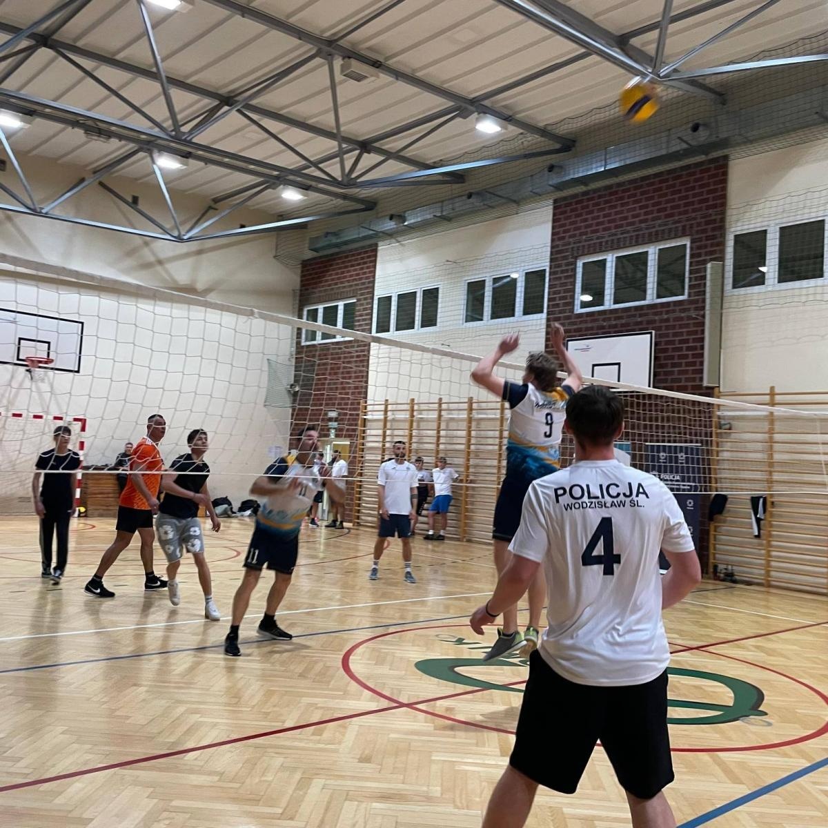 Zdjęcie w galerii na portalu naszwodzislaw.com: Sport przeciw przemocy – wyjątkowy mecz w ramach kampanii Białej Wstążki wiadomości z regionu