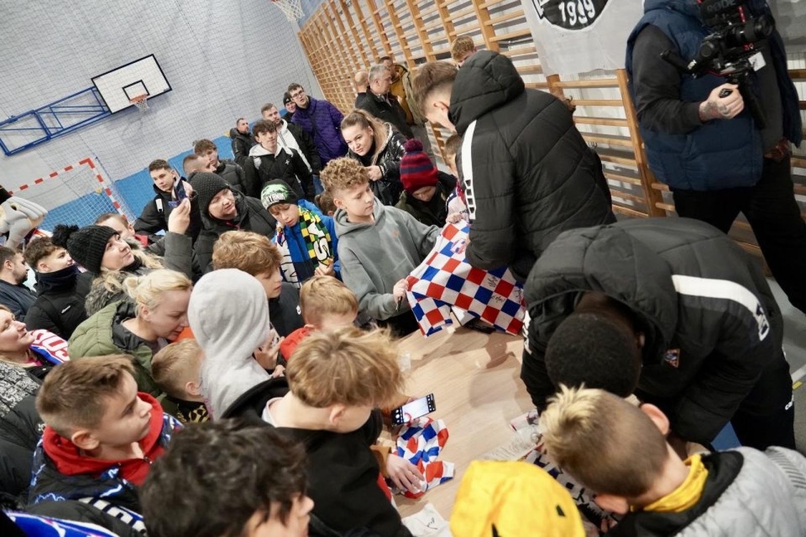 Zdjęcie w galerii na portalu naszwodzislaw.com: Rydułtowy: Za nami wspaniałe spotkanie z piłkarzami Górnika Zabrze wiadomości z regionu