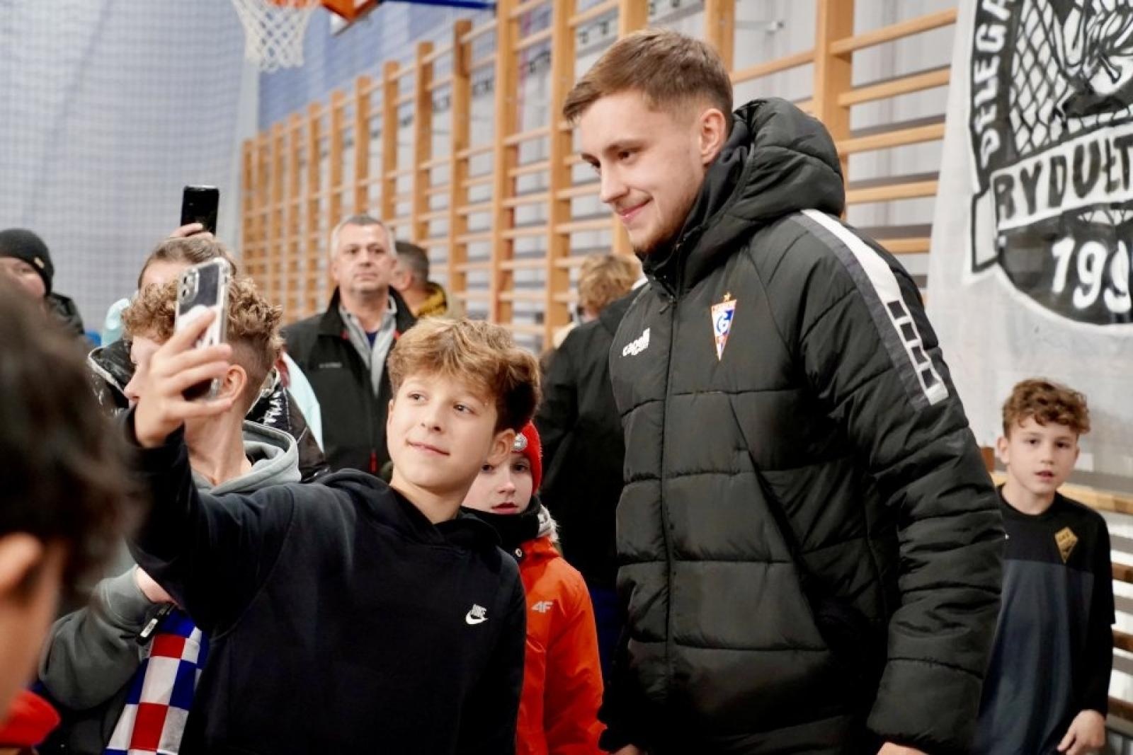 Zdjęcie w galerii na portalu naszwodzislaw.com: Rydułtowy: Za nami wspaniałe spotkanie z piłkarzami Górnika Zabrze wiadomości z regionu