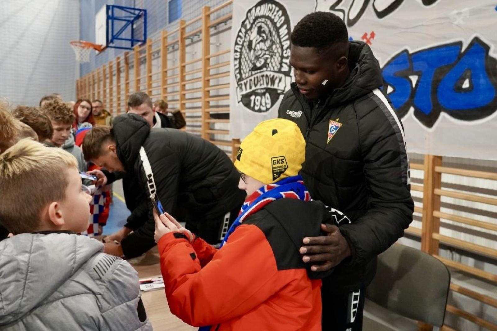 Zdjęcie w galerii na portalu naszwodzislaw.com: Rydułtowy: Za nami wspaniałe spotkanie z piłkarzami Górnika Zabrze wiadomości z regionu