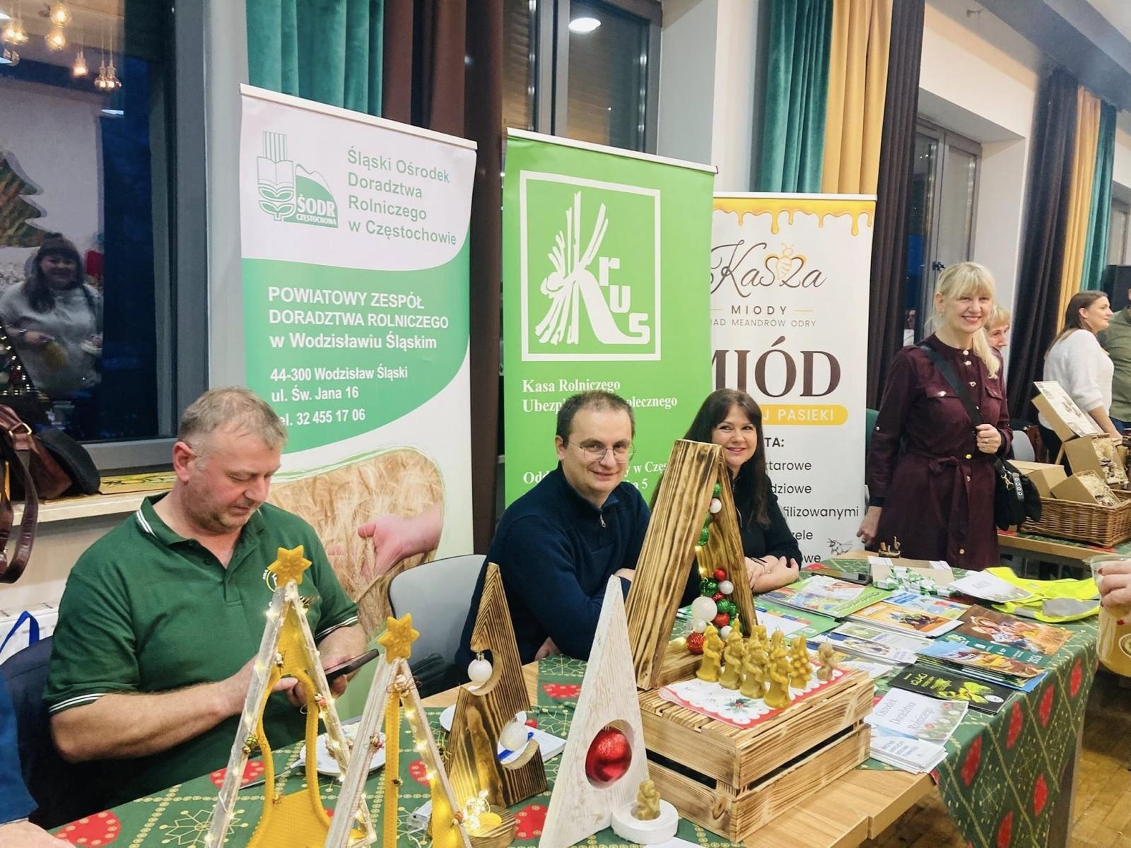 Zdjęcie w galerii na portalu naszwodzislaw.com: Miód, świece i atrakcje. Jarmark Pszczeli w Gorzycach za nami  wiadomości z regionu