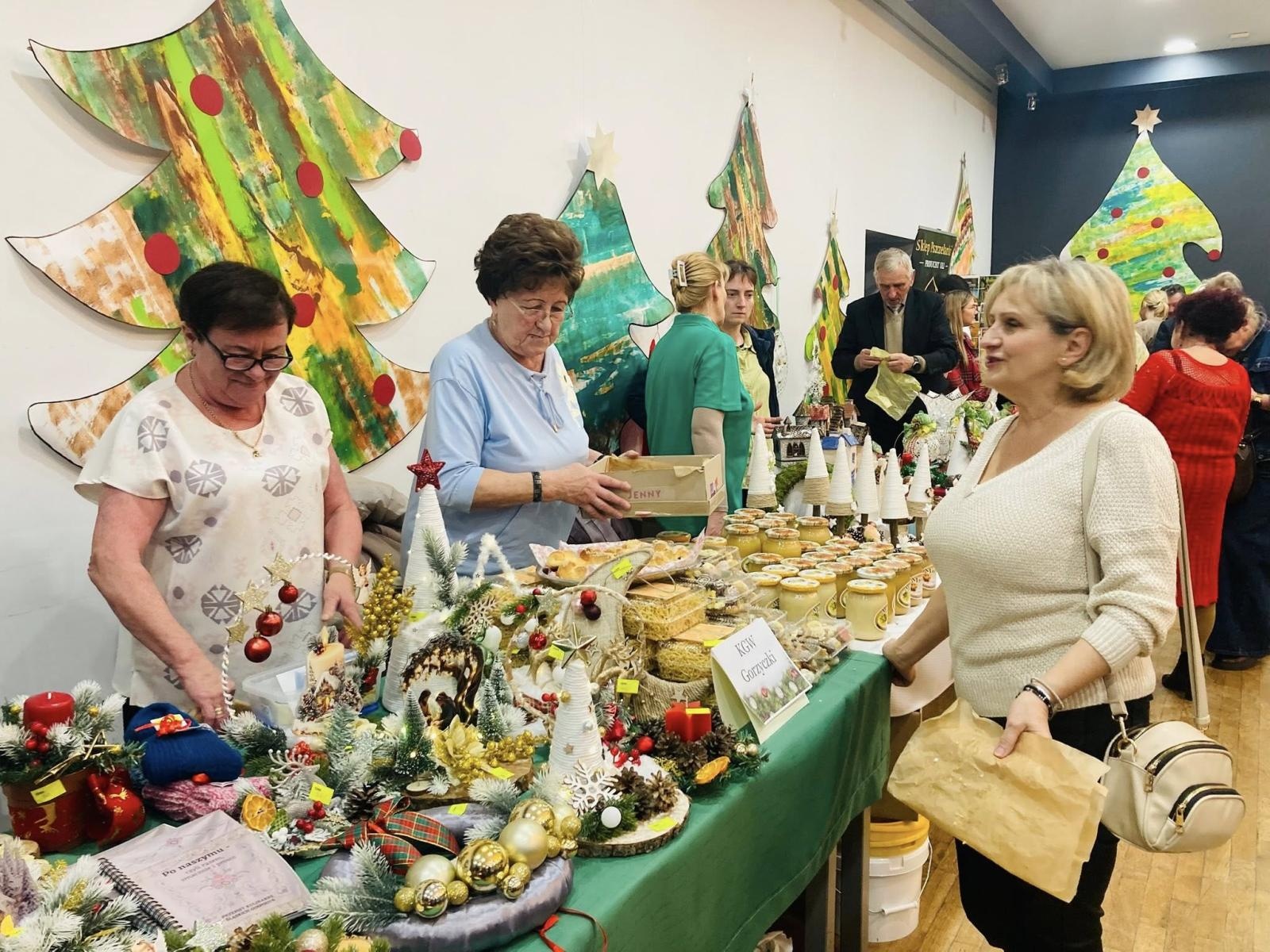 Zdjęcie w galerii na portalu naszwodzislaw.com: Miód, świece i atrakcje. Jarmark Pszczeli w Gorzycach za nami  wiadomości z regionu