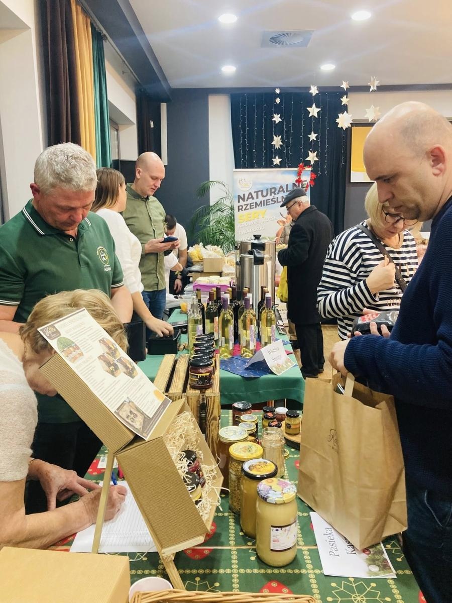 Zdjęcie w galerii na portalu naszwodzislaw.com: Miód, świece i atrakcje. Jarmark Pszczeli w Gorzycach za nami  wiadomości z regionu